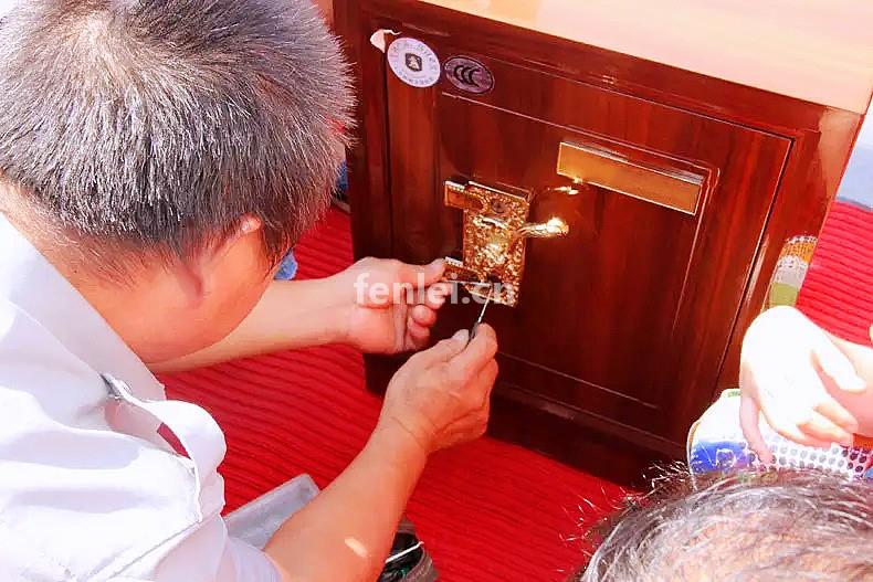 南昌进贤上门换防盗门锁 指纹锁安装维修